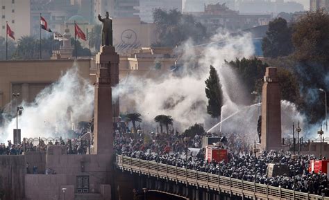 A Revolução de 25 de Janeiro: O Despertar da Juventude Egípcia e a Queda de Hosni Mubarak